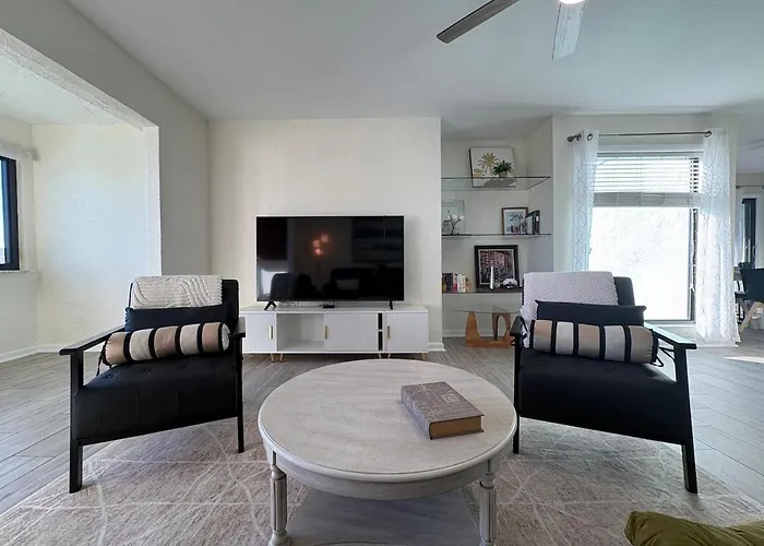 Beautiful Waterfront Short Walk To The Your Search Ends Here *