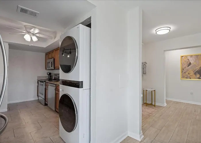 Beautiful Waterfront Short Walk To The Your Search Ends Here Apartment *