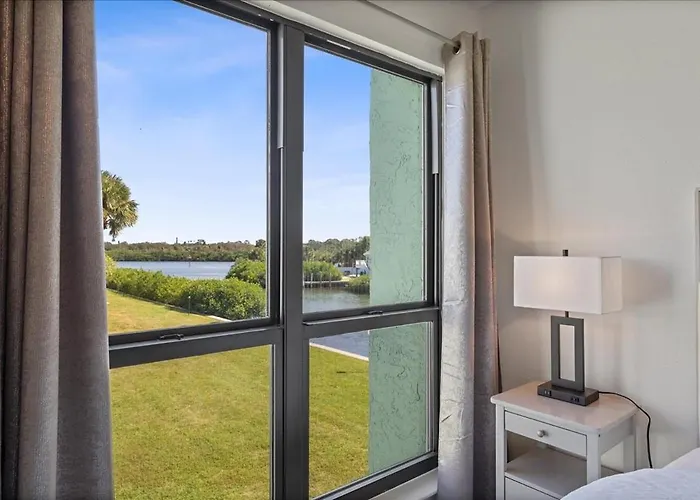 Beautiful Waterfront Short Walk To The Your Search Ends Here *