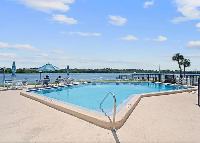 Beautiful Waterfront Short Walk To The Your Search Ends Here Apartment *