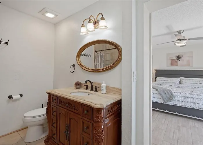 Beautiful Waterfront Short Walk To The Your Search Ends Here Apartment *