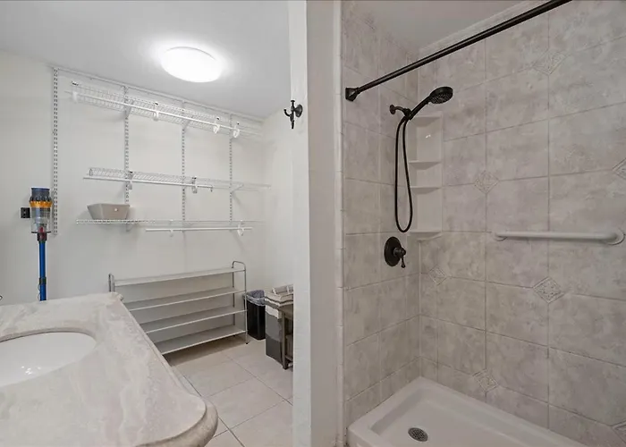 Beautiful Waterfront Short Walk To The Your Search Ends Here Apartment *