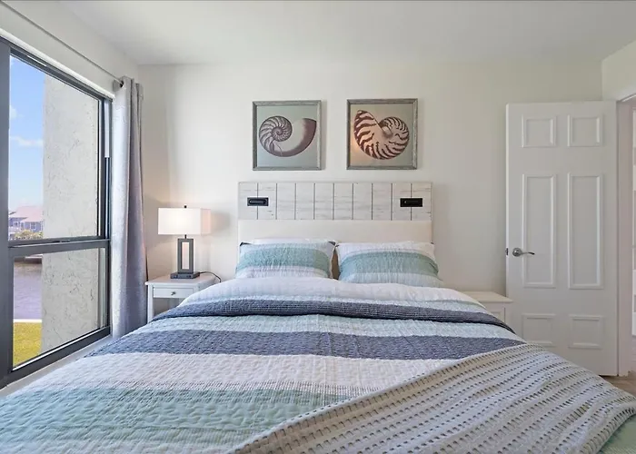 Beautiful Waterfront Short Walk To The Your Search Ends Here Apartment