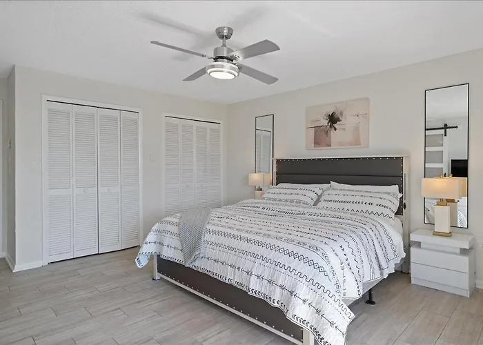 Beautiful Waterfront Short Walk To The Your Search Ends Here *