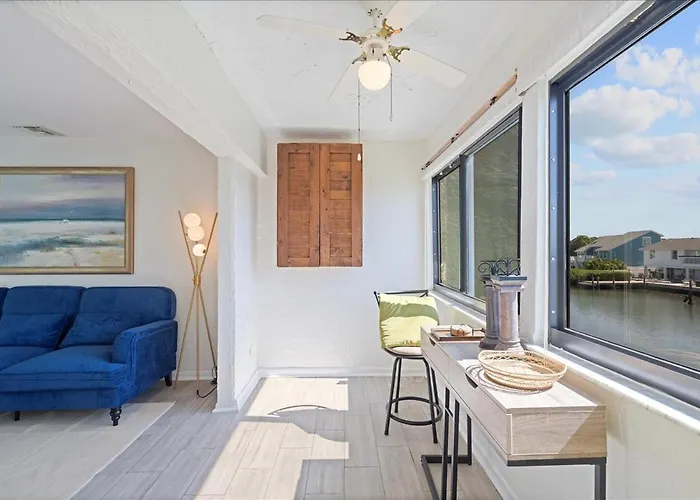 Beautiful Waterfront Short Walk To The Your Search Ends Here Apartment
