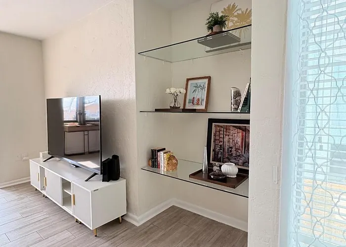 Beautiful Waterfront Short Walk To The Your Search Ends Here Apartment *