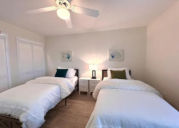 Beautiful Waterfront Short Walk To The Your Search Ends Here *