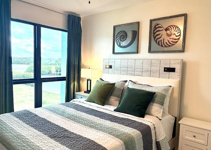 Beautiful Waterfront Short Walk To The Your Search Ends Here Apartment *